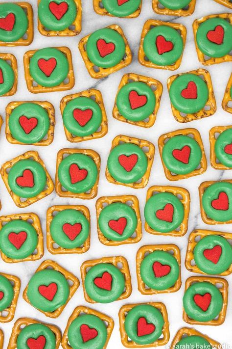 Trendy Party Themes, Grinch Snack, Grinch Cookies, Grinch Christmas Party, Whoville Christmas, Christmas Movie Night, Grinch Party, Grinch Christmas Decorations, Kids Christmas Party