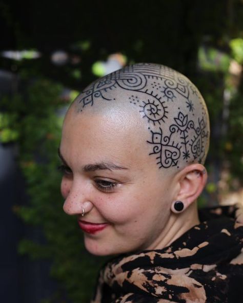 Tattoo On Head For Women, Bald Head Tattoos Women, Head Mandala Tattoo, Head Tattoos Women, Bald Head Tattoo, Bald Beauties, Skull Top, Lotus Flower Art, Nape Undercut