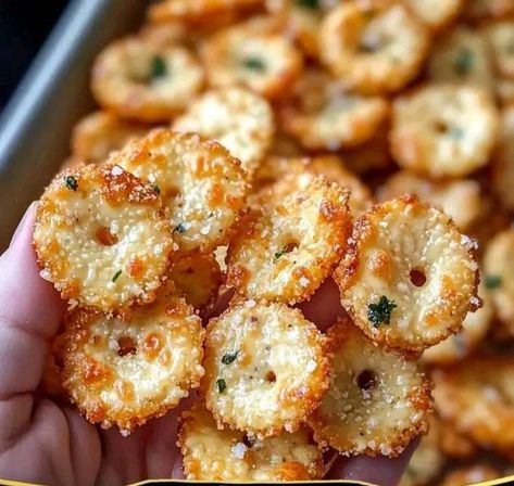 Grandma's Old Recipes🍖🧁 | My kids couldn’t get enough of these garlic bread Ritz Bits | Facebook Ritz Cracker Recipes Snacks, Cheesy Crackers Recipe, Ritz Bits, Crackers Appetizers, Seasoned Crackers, Ritz Cracker Recipes, Cheesy Crackers, Christmas Pudding Recipes, 3 Ingredient Recipes