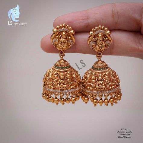 Gold Earrings Studs Simple, Small Earrings Gold, Jhumka Designs, Gold Jhumka Earrings, Bridal Necklace Designs, Gold Jewels Design, Gold Jewelry Outfits, Antique Gold Jewelry Indian, Gold Earrings Models