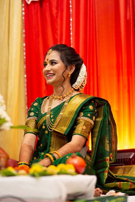 Jewellery For Maharashtrian Bride, Green Saree Look For Engagement, Green Sadi Engagement Look, Marathi Wedding Reception Look, Marathi Engagement Look Green Saree, Navri Saree Look Marathi, Green Paithani Blouse Designs Latest, Maharashtrian Bridal Blouse Designs, Maharastrian Engagement Look