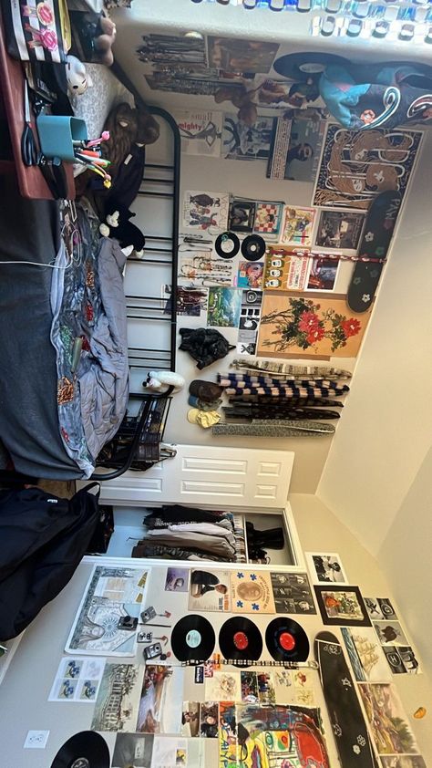 Rock Room Ideas 90s, Indie Rock Bedroom, Simple Grunge Bedroom, Skater Bedroom Ideas, Skater Style Room, Alternative Aesthetic Room, Bedroom Ideas Skater, Street Room Ideas, Street Wear Room Ideas