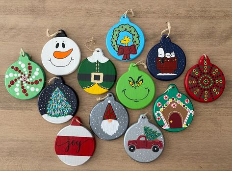 Wooden Round Christmas Ornaments, Wooden Ornament Ideas Diy Christmas, Round Ornament Ideas, Diy Painted Ornaments Christmas, Wooden Disc Ornaments, Bauble Painting, Wooden Christmas Tags, Christmas Ornament Painting, Wooden Ornaments Diy