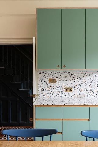 A playful family kitchen featuring Plykea Arpa Bloom Verde Marino + Rosa Bourbon birch plywood kitchen fronts with J-profile and circular recessed handles, customising IKEA Metod or Sektion kitchen units 💙.

#plywoodkitchen #birchplywood #plywood #ikeahack #kitchenideas #kitchentrends

📷️ @jacobmilliganphotography Birch Plywood Kitchen, Ikea Kitchens, Sektion Kitchen, Plywood Edge, Plywood Kitchen, Veneer Plywood, Ikea Kitchen Cabinets, Ikea Cabinets, Family Kitchen