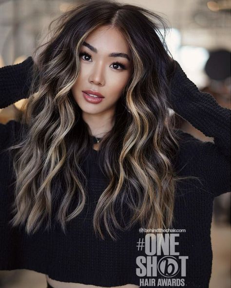 The Money Piece Is Still Trending! Get Inspiration From The Brightest Money Pieces In Time For Summer 2018 Hairstyles, Black Hair Balayage, Money Piece, Brunette Hair With Highlights, Dark Hair With Highlights, Brunette Balayage Hair, Hair With Highlights, Brown Hair Balayage, Hair Balayage