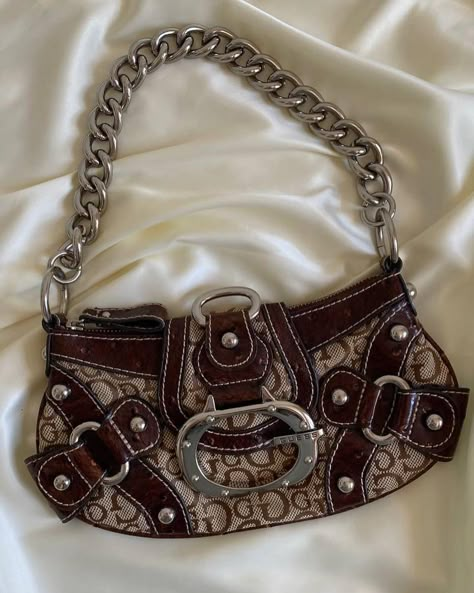 Vintage guess rare monogram brown shoulder bag with metal strap is already available for purchase 🏹 Fall Outfits Red, Vintage Prada Bag, Nails Back To School, Guess Shoulder Bag, Y2k Shoulder Bag, Vintage Designer Bags, Back To School Nails, Bags Prada, School Nails