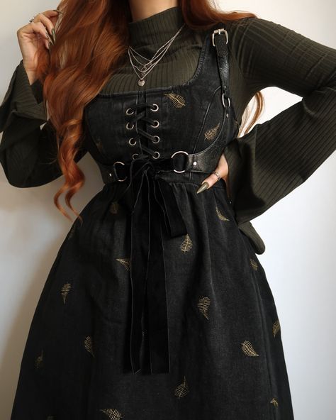 Garden Witch Outfit, Swampcore Outfits, 1800s Dresses Casual, Dark Cottage Core Fashion, Petite Aesthetic, Witch Core Outfits, Dark Cottagecore Outfits, Fantasy Fits, Modern Witch Outfit