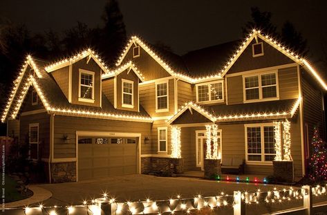 Outdoor Christmas Lights Ideas For The Roof Roof Christmas Lights, Outdoor Xmas Lights, Outdoor Christmas Light Displays, Projector Outdoor, Kitchen Outside, Exterior Christmas Lights, Christmas Lights Outside, White Christmas Lights, C9 Christmas Lights