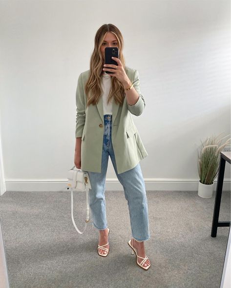 Outfits Con Blazers, Long Blazer Outfit, Cream Blazer Outfit, Beige Blazer Outfit, Black Chunky Sandals, Blazer Outfits Women, Green Blazer Outfit, Jeans Blazer Outfit, Blazer Outfits Casual