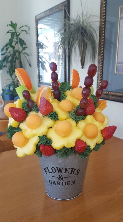 Edible Arrangements Diy, Fruit Bouquet Ideas, Edible Fruit Arrangements, Fruit Creations, Edible Bouquets, Diy Edible, Present For Mom, Fruit Displays, Fruit Arrangements