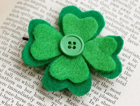 7 Crafts To Make With Felt Shamrocks – Felting Hair Accessories Tutorial, Fete Saint Patrick, St Patricks Crafts, St Patricks Day Crafts For Kids, Quick And Easy Crafts, Sweet Gift Ideas, St Patrick's Day Decorations, St Patrick's Day Crafts, St Paddys Day