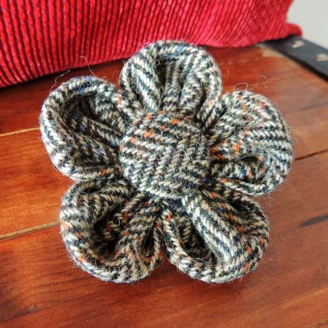 Tweed Scrap Ideas, Tweed Crafts, Tweed Brooch, Tartan Crafts, Fabric Brooches, Harris Tweed Fabric, Fantasy Flowers, Scrap Fabric Crafts, Fabric Flower Brooch