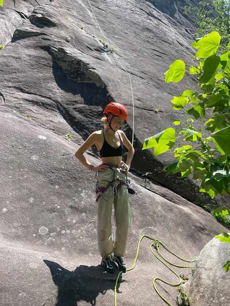 Rock Wall Climbing Outfit, Climbing Vision Board, Outdoor Climbing Aesthetic, Indoor Rock Climbing Outfit, Mountain Climbing Aesthetic, Climbing Fits, Bouldering Outfit, Bouldering Aesthetic, Bouldering Women