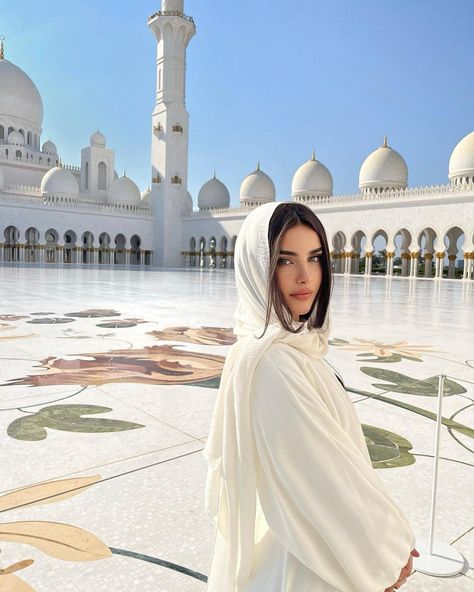 Dubai Outfits Ideas, Khaleeji Abaya, Dubai Photoshoot, Dubai Outfit, Desert Outfit, Dubai Outfits, Dubai Vacation, Dubai Aesthetic, Stile Hijab