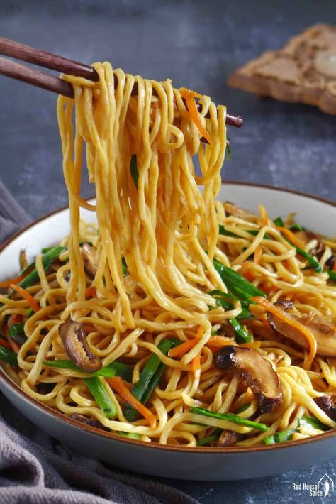 Learn to make Chinese longevity noodles, a classic dish for celebratory occasions. This recipe delivers authentic taste with simple steps. Vegetarian Chinese Recipes, Longevity Noodles, Chinese Noodle Recipes, Creamy Chicken Alfredo, Scallion Oil, Homemade Chinese Food, Authentic Asian Recipes, Asian Noodle Recipes, Pasta Noodle Recipe