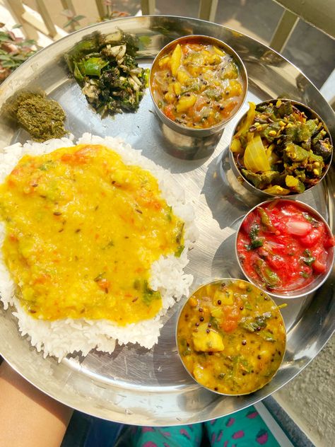 Indian Thali Recipe, Indian Thali Vegetarian, Veg Thali Indian, Lunch Thali, Indian Fast Food, Delicious Food Image, Indian Thali, Variety Food, Full Marks