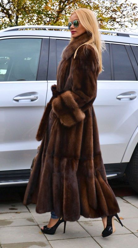 omg...how chic and lovely Fabulous Furs, Mink Coat, Fur Coats Women, Vestidos Vintage, Mode Inspo, Fur Fashion, 가을 패션, Coat Fashion, Look Fashion