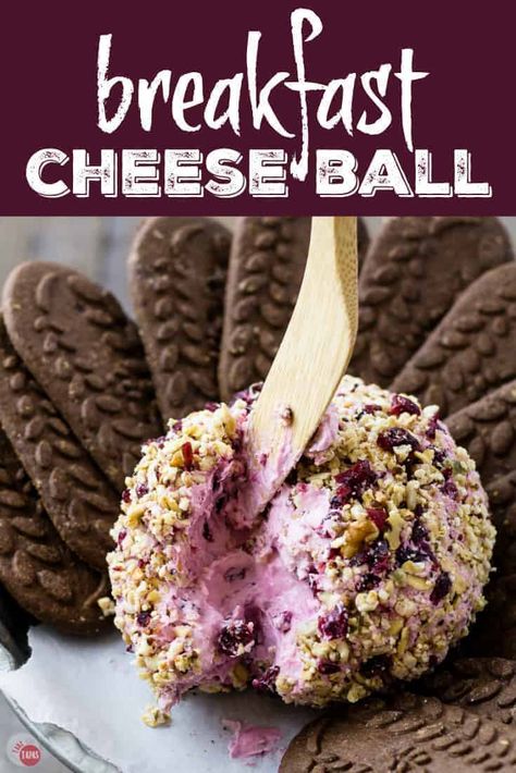 Blackberry Breakfast Cheese Ball with Granola Appetizer Recipes Breakfast, Breakfast Dips Brunch, Tapas Breakfast, Blackberry Breakfast, Dessert Balls, Cheese Logs, Dessert Cheese Ball, Cheese Ball Recipes Easy, Cheese Ball Bites