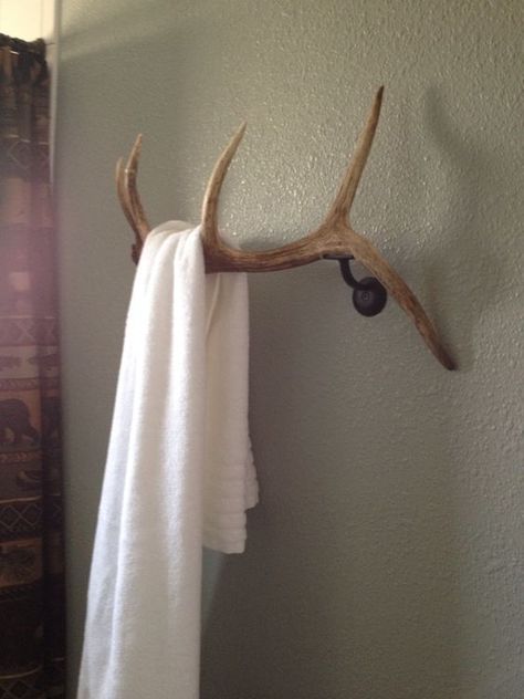 10 towel rack made from antlers - Shelterness Deer Antler Decor Ideas, Antler Ideas, Deer Antler Decor, Antlers Decor, Hunting Themes, Antler Crafts, Antler Art, Hunting Decor, Gallery Ideas