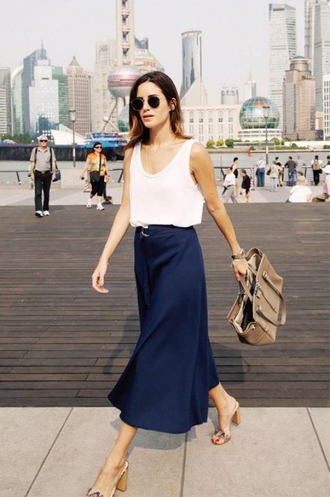 Mules Street Style, Navy Skirt Outfit, Navy Silk Skirt, Midi Skirt Outfits Summer, Blue Satin Skirt, Slip Skirt Outfit, Blue Skirt Outfits, Silk Skirt Outfit, Navy Midi Skirt