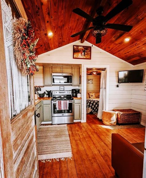 Shed House Interior, Shed To Home, Salons Cottage, Tiny Home Shed, Mini Chalet, Tiny Farmhouse, Shed Tiny House, Shed Home, Tiny House Interior Design