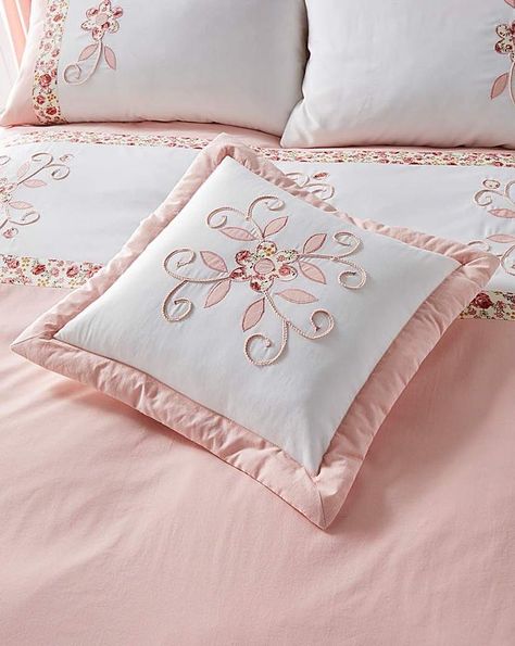 Aesthetic Bedsheets, Bedsheets Ideas, Crochet Bedsheets, Draps Design, Bed Cover Design, Designer Bed Sheets, Sewing Cushions, Luxury Bed Sheets, Bed Linens Luxury