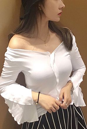 $29.90 - Cute white crop top with long draped ruffled sleeves for elegant ladies, pretty teens and chic women. Tight fitted. Perfect for casual every day wear. Blouse With Long Sleeves, White Ruffle Top, White Ruffle Blouse, Ruffled Blouse, Feminine Women, Blouse Sale, Plain Blouse, Elegant Ladies, Ruffled Sleeves