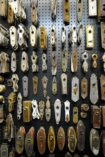 there are many different types of door handles on the pegs in this store wall