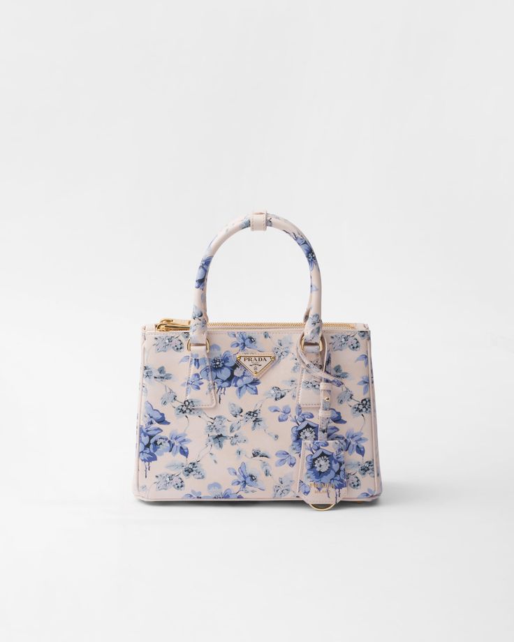 Cool Designer Bags, Cute Bag Accessories, Prada Aesthetic Bag, Printed Bags Design, Cute Designer Bags, Cute Bags And Purses, Prada Bag Aesthetic, Designer Handbags Prada, Prada Galleria Bag