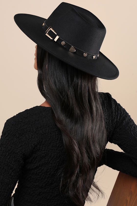 Stroll into town looking oh-so-cool in the Four Buttons Enviable Confidence Black Western Fedora Hat! Sturdy felt shapes this classic hat that has a wide, flat brim and a high collar with a decorative, belt-inspired hatband with a shiny metal buckle and round studs throughout. A teardrop-shaped dipped crown completes the look. Gold hardware. 3. 50" Soft Brim. 23" Interior Circumference. Crown Measures 4" Tall. 100% Polyester. Spot Clean. Imported. Lulus | Enviable Confidence Black Western Fedora Hipster Hats For Women, Bolero Hat Women, Womens Cowgirl Hat, Black Western Hat, Hat Styles For Women, Womens Felt Hat, Western Hats For Women, Black Wide Brim Hat, Fedora Fashion