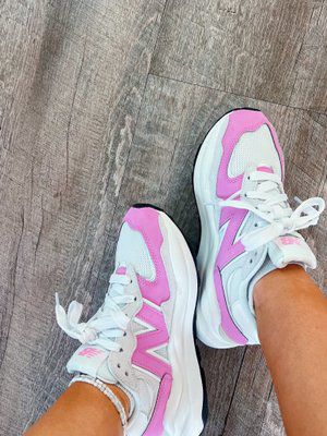 Cute Women Shoes, Shoe Inspo Women, Preppy Shoes For School, Casual Outfits With Shorts, Outfits Verano Aesthetic, Colorful Tennis Shoes, Women’s Shoes, Cute New Balance Shoes, With Shorts Outfit