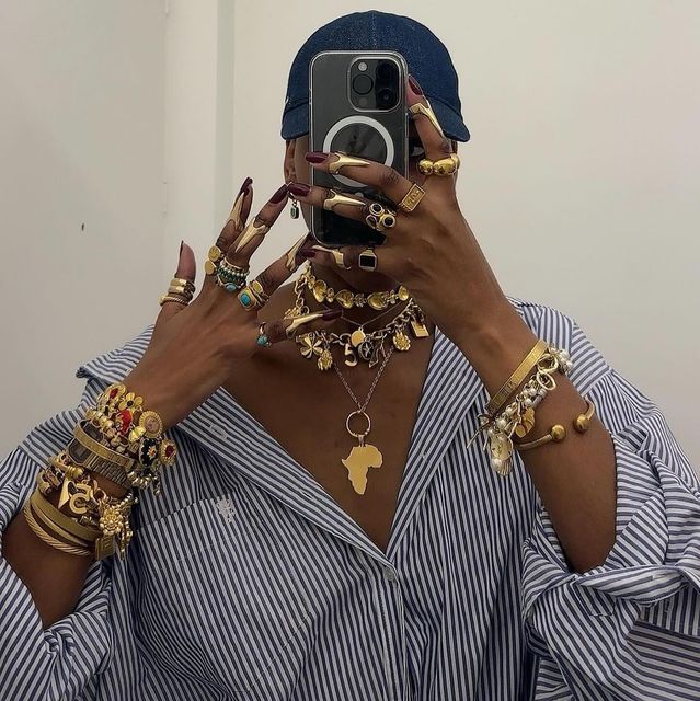 stylistlalatoodope on Instagram: "I’m definitely in my maximalist jewelry era for sure !!!

I’ve been obsessed with this trend for a while now but I’m fully embracing it this SPRING. This is one of them trends that can turn into your everyday lifestyle… SO BE CAREFUL. & TBH I simply don’t see the problem with that 😌😂 

I find myself putting on every ring and necklace on in my closet this spring just adding that extra sauce to simple outfits. With this maximalist jewelry trend, the MORE, the BETTER ! 

I find myself finding some really great stackable pieces from the thrift store but also from brands like @myperlitas @hawagems_  and of course @sheinofficial etc.
 
Chunky bangles and Charms are super trendy right now so hop in ya mama 2009 jewelry stash box and pull out them vintage pieces Chunky Gold Charm Bracelet, Chunky Maximalist Jewelry, Chunky Gold Jewelry Outfit, Chunky Jewelry Aesthetic Outfit, Gold Jewelry Stack Necklace, Gold Jewelry Maximalist, Maximalist Jewelry Outfit, Maximalist Jewelry Gold, Cool Jewelry Aesthetic