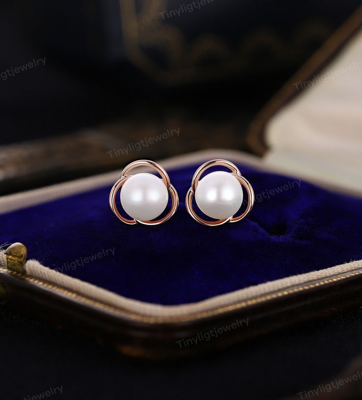 DESCRIPTION ✦Elegant Freshwater Pearl Stud Earrings Rose Gold Circle Floral Bridal Earrings Minimal Round Natural Pearl Earrings ✴Center Stone Round Cut - Freshwater Pearl Size - 7-7.5 mm(2) ✴Earring Size- About 10.4*10 mm ✴Metal: Available in 10k/14k/18k solid rose, yellow or white gold. ✦Find More Items about wedding season： https://www.etsy.com/shop/TinyLightJewelry?ref=seller-platform-mcnav&section_id=49224126 Custom Our rings are customizable, including resizing, gemstone replacement, and p Rose Gold Circle, Natural Pearl Earrings, Earrings Minimal, Romantic Gifts For Her, Earrings Rose Gold, Special Ring, Gold Circle, Rose Yellow, Earrings Minimalist