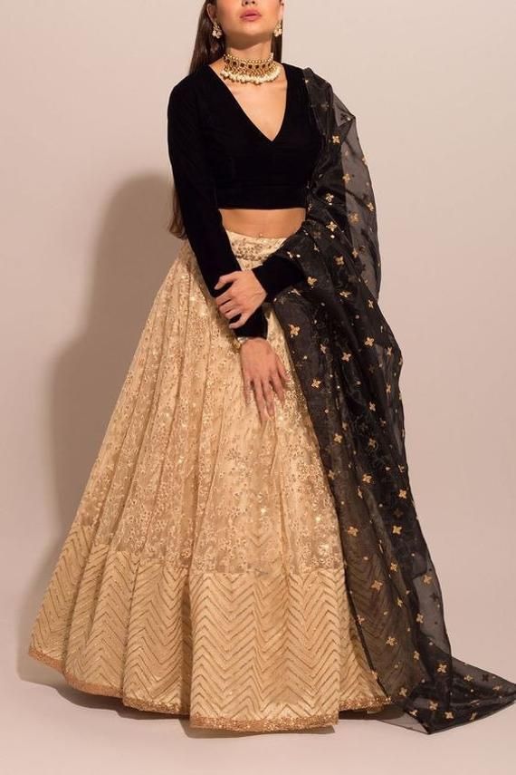 Black And Gold Lehenga, Orang India, Gold Lehenga, Black Lehenga, Indian Outfits Lehenga, Lehnga Dress, Bollywood Lehenga, Gaun Fashion, Choli Designs