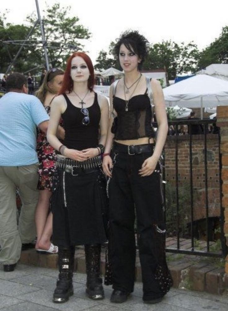 Gothic Outfits Concert, 2000s Fashion Black Outfits, Alt Hoco Outfits, Nu Metal Fashion Female, Metalhead Winter Outfit, Punk 90s Fashion, 90s Riot Grrrl Fashion, Mall Goth Accessories, 2000s Metal Fashion