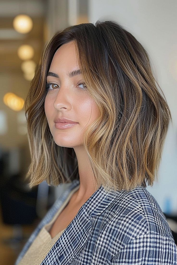 Flattering Haircuts for Women with Fine Hair Flattering Bob Hairstyles, Women Thick Hair Haircut, Mom Cut Fine Hair, Shoulder Length Hair Highlights, Shoulder Length Summer Hair, Bob With Texture, Collarbone Haircut, Fun Hairdos, Collar Bone Hair