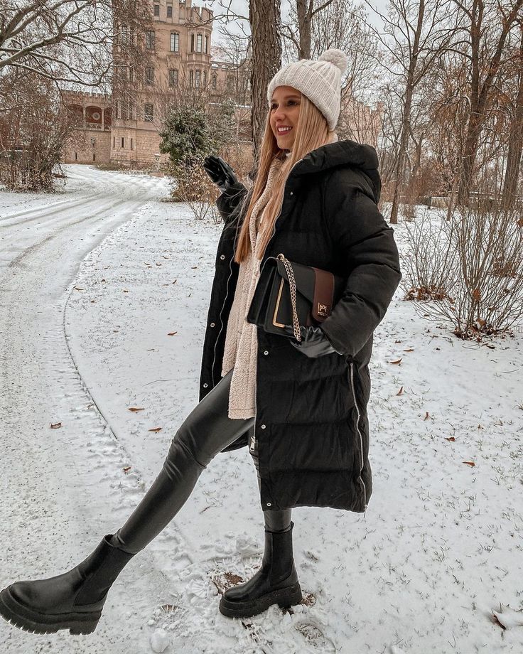 Black Puffer Outfit, Cute Winter Outfit, Walking In A Winter Wonderland, Cold Fashion, New York Outfits, Winter Outfit Ideas, Stylish Winter Outfits, Winter Fashion Outfits Casual, Snow Outfit