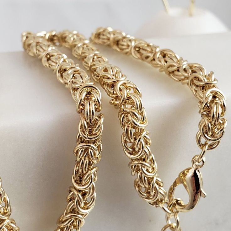 👍 America's Best-selling Chain Necklace ✔ Timeless & Classic OTHER INFORMATION ✓ All items are nicely packaged ready to gift in elegant jewelry boxes. ✓ Finished by our master goldsmiths ✓ Versatile - Elevates every outfit and appropriate for every occasion! ✓ Easy to put on and off ✓ Matches 18K Solid Gold Byzantine Jewelry Russian Gold Jewelry, Indian Gold Necklace Designs, Byzantine Jewelry, Byzantine Necklace, Necklace Outfit, Modern Gold Jewelry, Handmade Gold Jewellery, 18k Gold Chain, Authentic Jewelry