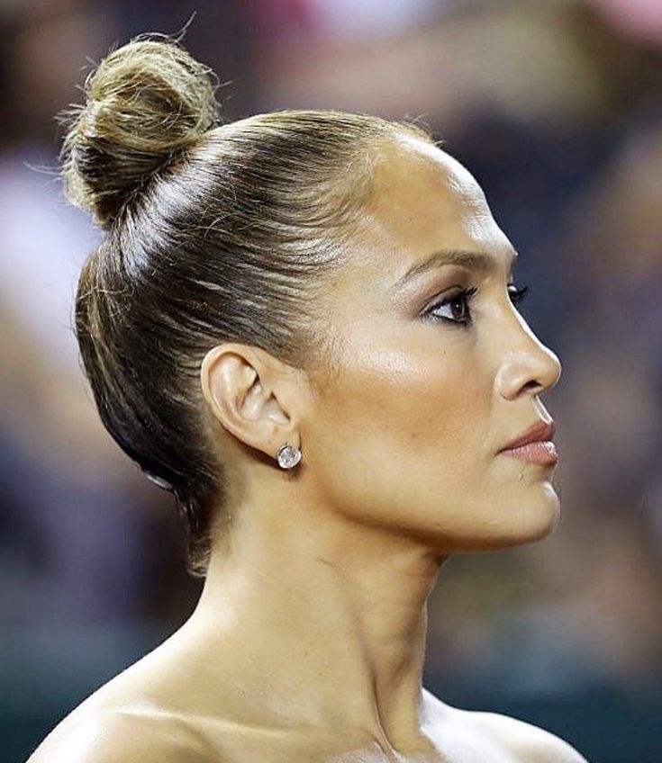 Jennifer Lopez wearing high bun hair style and natural makeup look #JLO #jenniferlopez Bronze Color Palette, Jlo Hair, Jennifer Lopez Hair, High Bun Hair, Dress Date Night, Hair Bun Tutorial, Bun Tutorial, High Bun, Rose Rouge