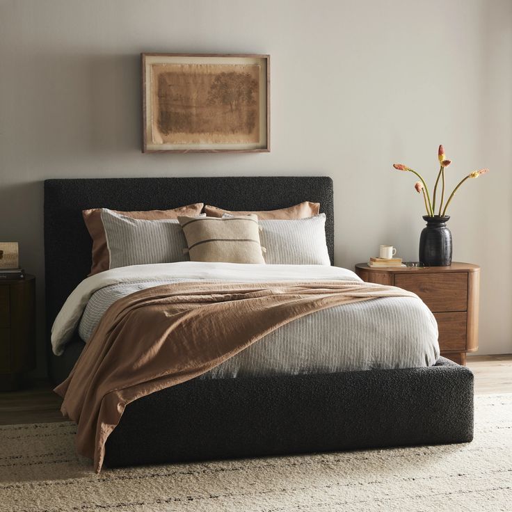 Modern Bedroom Black And Oak Bedroom Ideas, Charcoal Bed Frame Bedroom Ideas, Black Bed Bedroom Decor, Modern Guest Room Ideas, Black Upholstered Bed Decor Ideas, Bedroom With Black Headboard, Dark Headboard Bedroom Decor, Cozy Bedroom Black, Black Bed Frame Decor