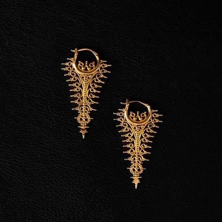 These hoop earrings, adorned with granulation and filigree, draw inspiration from traditional pieces dating back to the 18th and 19th centuries, taking us on a journey to the Indonesian archipelago, specifically the Tanimbar Islands. The repetitive and hypnotic design conjures a nostalgic sentiment for ancient jewelry and the passionate charm of those who crafted them by hand. Design: Ancient Revival Material: 925 Silver Size: 30 mm x 55 mm Weight: 7.5 g Indonesian Jewelry, Eclectic Earrings, 18th Century Jewelry, Ear Cuff Piercing, Skin Marks, Ancient Jewellery, Dragon Earrings, Hand Design, Ancient Origins