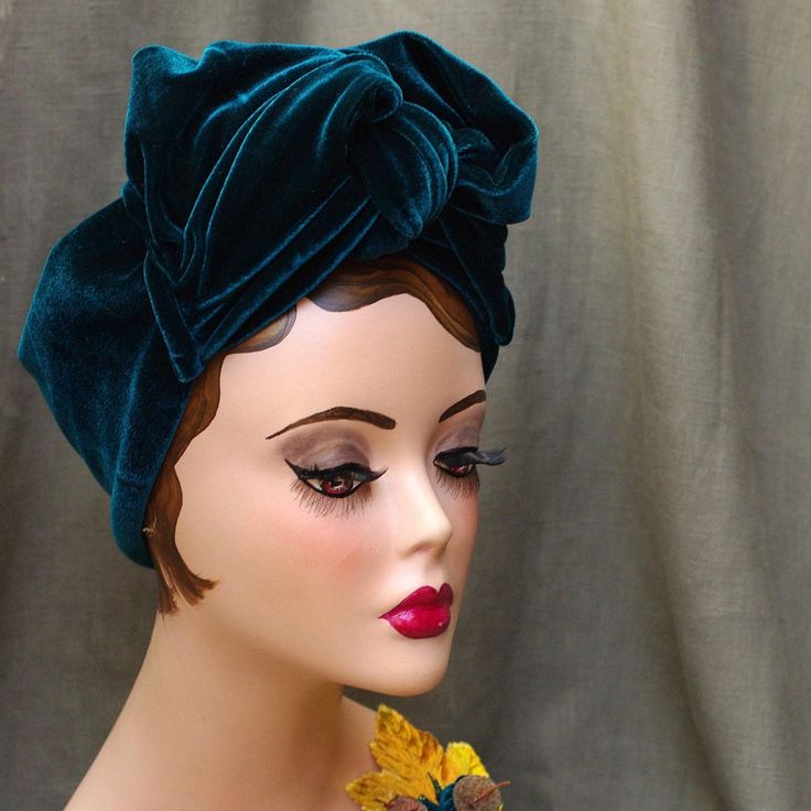 30s inspired TEAL / PEACOCK GREEN velvet turban headband. Velvet accessories in elegant colors. For the perfect Art Nouveau Look. Hand made turban headband, made of stretchy velvet - color elegant teal / deep peacock green. TURBAN HEADBAND: Machine sewn & hand finished - each turban headband is unique and looks a little bit different. One of a kind! Open top, stretchy circle, headband style, very easy to wear. The knot is soft & very comfortable. Put the knot on top, on side or pimp your turban Headband Velvet, Velvet Accessories, Velvet Leaves, Head Flower, Velvet Turban, Headband Vintage, Teal Velvet, Velvet Hat, Vintage Headbands