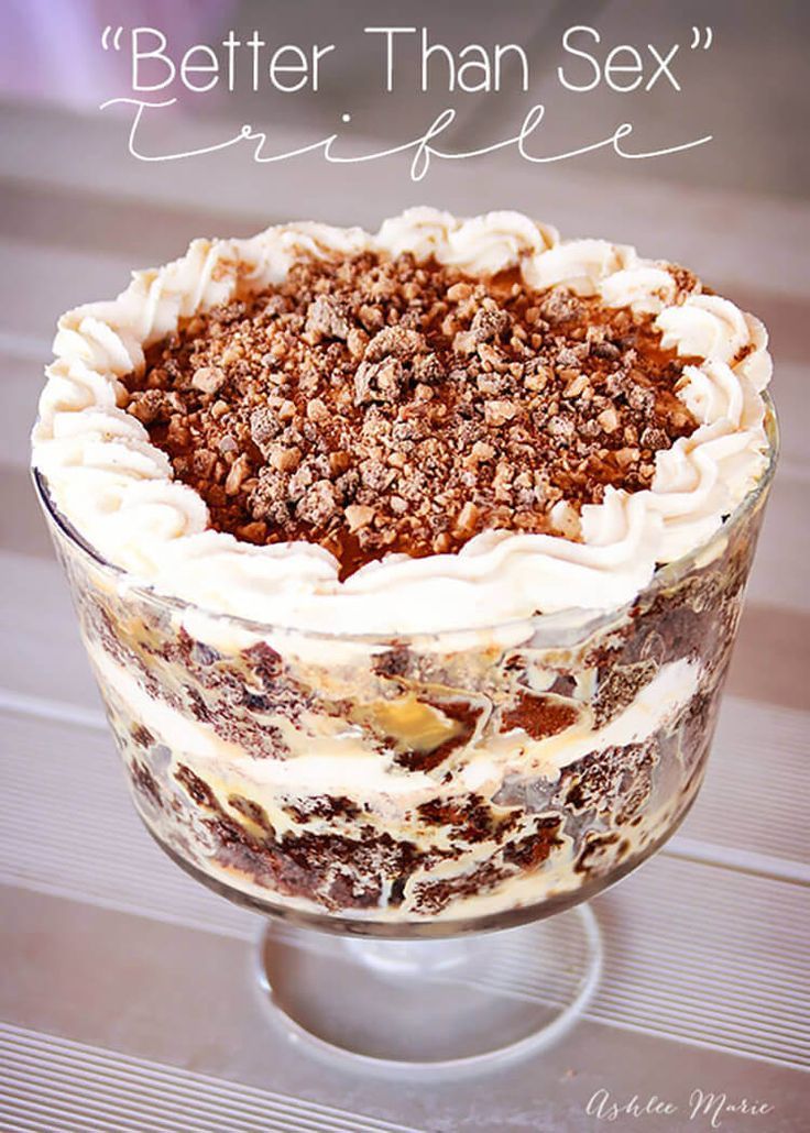 this "better than sex" trifle is a delicious make ahead dessert that everyone loves Snickers Dessert, Trifle Bowl Recipes, Trifle Dessert Recipes, Cheesecake Brownie, Dessert Oreo, Trifle Desserts, Make Ahead Desserts, Trifle Recipe, Dessert Dips