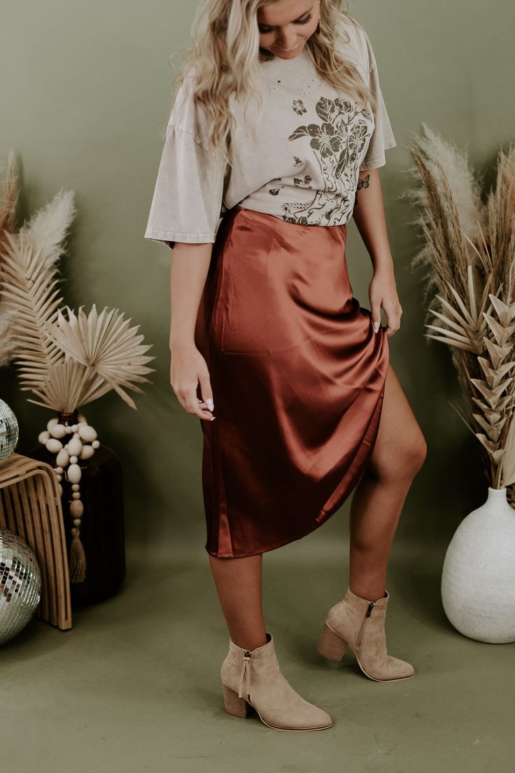 Satin Midi Bottoms For Workwear, Satin Midi Bottoms For Party, Satin Midi-length Bottoms For Work, Satin Midi-length Bottoms For Party, Satin Party Bottoms Midi Length, Satin Midi-length Party Bottoms, Party Satin Bottoms Midi Length, Chic Knee-length Satin Bottoms, Chic Satin Knee-length Bottoms