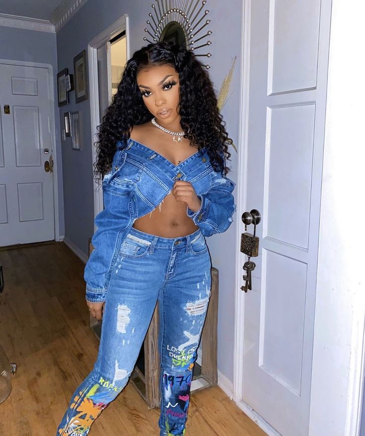 Demin Outfit Ideas, Jean Jacket Outfits Black, Blue Jean Jacket Outfits, Demin Outfit, Jean Jacket And Jeans, Baddie Black, Outfit Closet, Stacked Pants, How To Wear Jeans