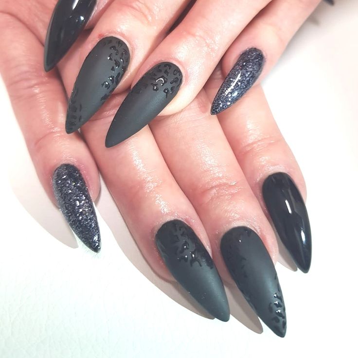 matt nails with design Black Pointed Nails, Water Droplet Nails, Droplet Nails, Matt Nails, Matte Background, Matte Pink Nails, Nails With Design, Halloween Nails Diy, Background Water