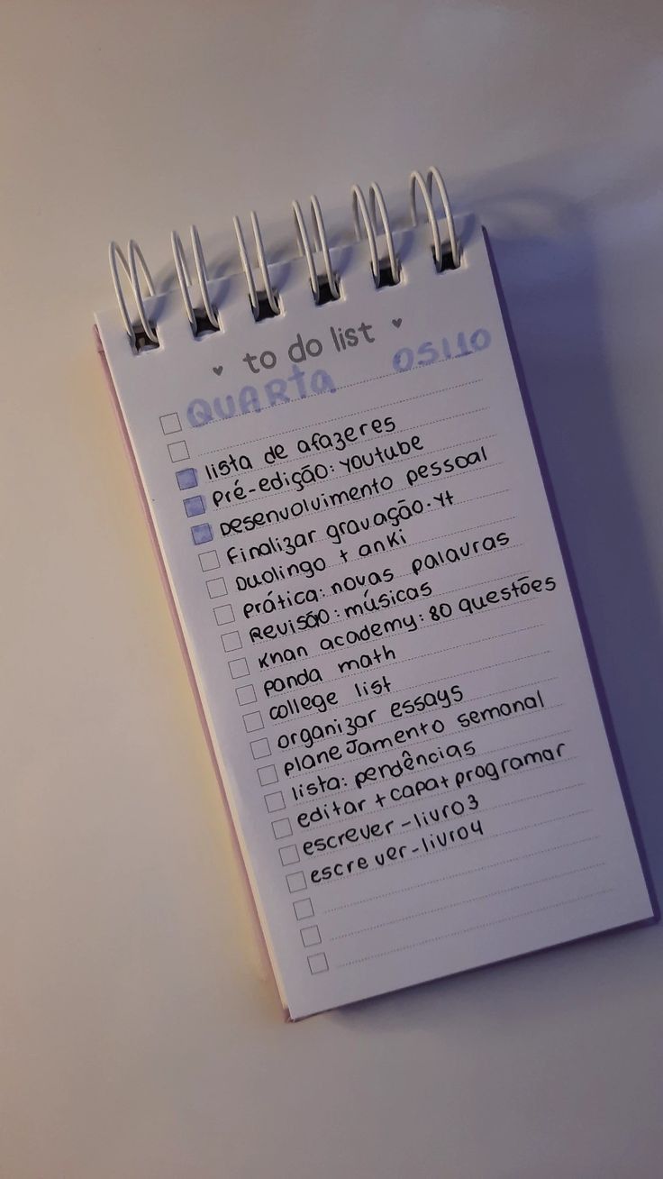 a notepad with the words to do list written in spanish and english on it