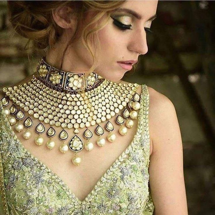 Light Gold Choker Kundan Necklace Set Faceted Gemstone Jewelry, Style Africain, Choker Necklace Designs, Kundan Necklace Set, Diamond Choker Necklace, Lehenga Blouse, Bridal Fashion Jewelry, Wedding Jewellery Collection, Kundan Necklace