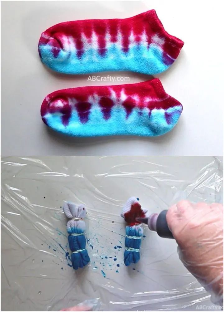 two pictures showing how to make tie - dyed socks with toothbrushes and glue