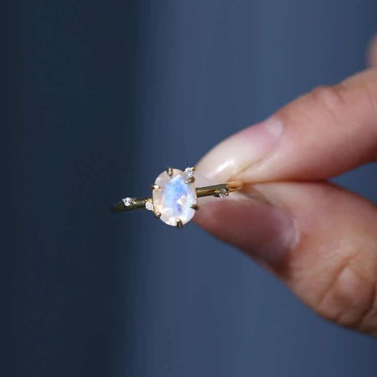 Ein Vintage-Stil Blatt-Ring
Der Mondstein ist auch als Stein der Liebenden bekannt ein Symbol der Freundschaft und Liebe, was Mondsteinringe zu einem perfekten Geschenk für einen geliebten Menschen macht; Es ist auch der Geburtsstein für Juni und symbolisiert Gesundheit, Wohlstand und Langlebigkeit.
Hergestellt aus 925er Sterlingsilber: zart, langlebig und hypoallergen
Dieser Blattring aus 925er Sterlingsilber ist zart, langlebig und hypoallergen. Dort, wo es gilt, sehen Sie einen Stempel. 
Sterlingsilber ist hypoallergen und eignet sich daher hervorragend für empfindliche Haut. Es ist außerdem langlebig und perfekt für den täglichen Gebrauch; Sie können ins Fitnessstudio gehen, duschen und darin schlafen.
Es ist bereit als Geschenk!
Dieser Blattring wird in einer Schmuckschatulle geliefer Cheap Wedding Bands, Princess Diana Ring, Diana Ring, Friendship Symbols, Moss Agate Ring, Moonstone Engagement, Blue Moonstone, Leaf Ring, Moissanite Jewelry